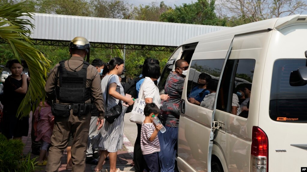 中国家庭教会“深圳改革宗圣道教会”的成员从被羁押的孟腊茫警察局前往芭提雅的一家法庭。（2023年3月31日）(photo:VOA)