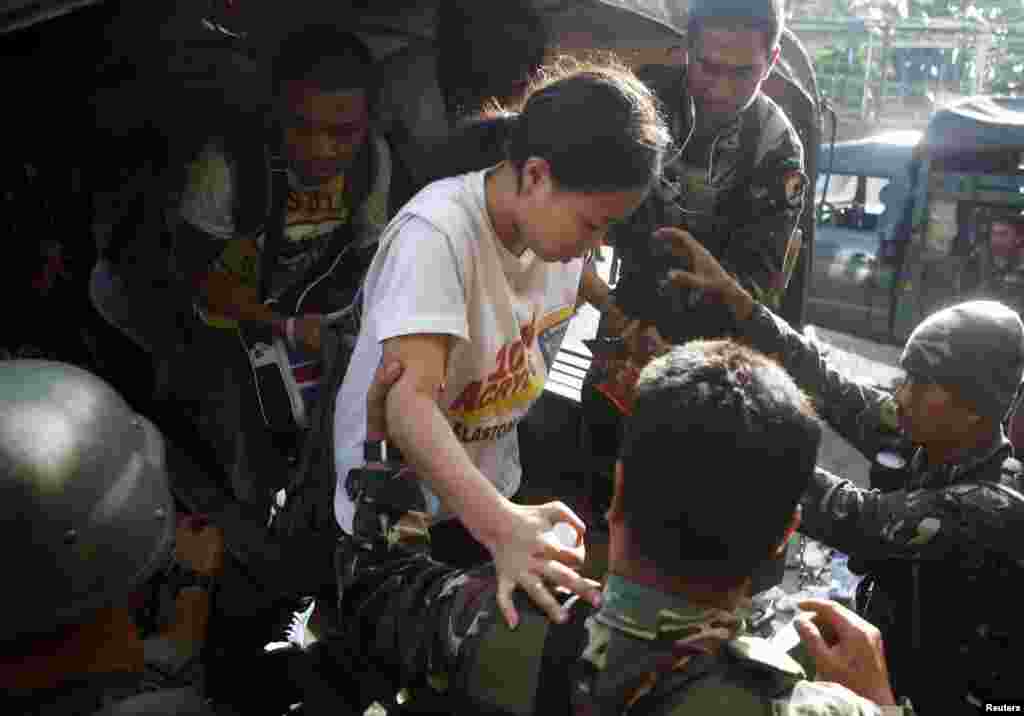 Government soldiers assist former hostages of the Muslim rebels of Moro National Liberation Front after they were released from their one week captivity in Zamboanga city, Philippines, Sept. 17, 2013.