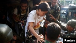 Tentara Filipina membantu seorang sandera yang berhasil dibebaskan dari pemberontak di Zamboanga, Filipina selatan (foto: dok). 