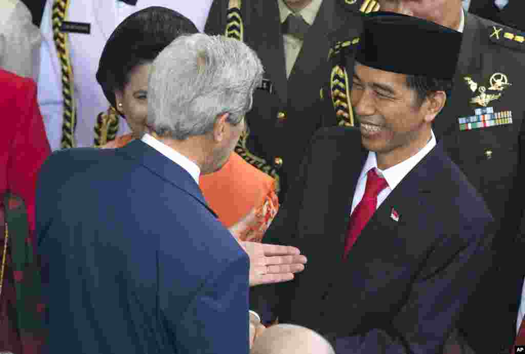 Indonesia's seventh President Joko Widodo talks with U.S. Secretary of State John Kerry after his inauguration at Parliament in Jakarta, Indonesia, Oct. 20, 2014.