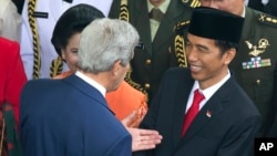 US Secretary of State John Kerry talks with President Joko Widodo at his inauguration Oct. 20, 2014