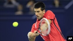 Petenis Serbia Novak Djokovic berhasil menjuarai turnamen tenis Shanghai Masters dengan menundukkan Andy Murray di final hari Minggu (14/10). 