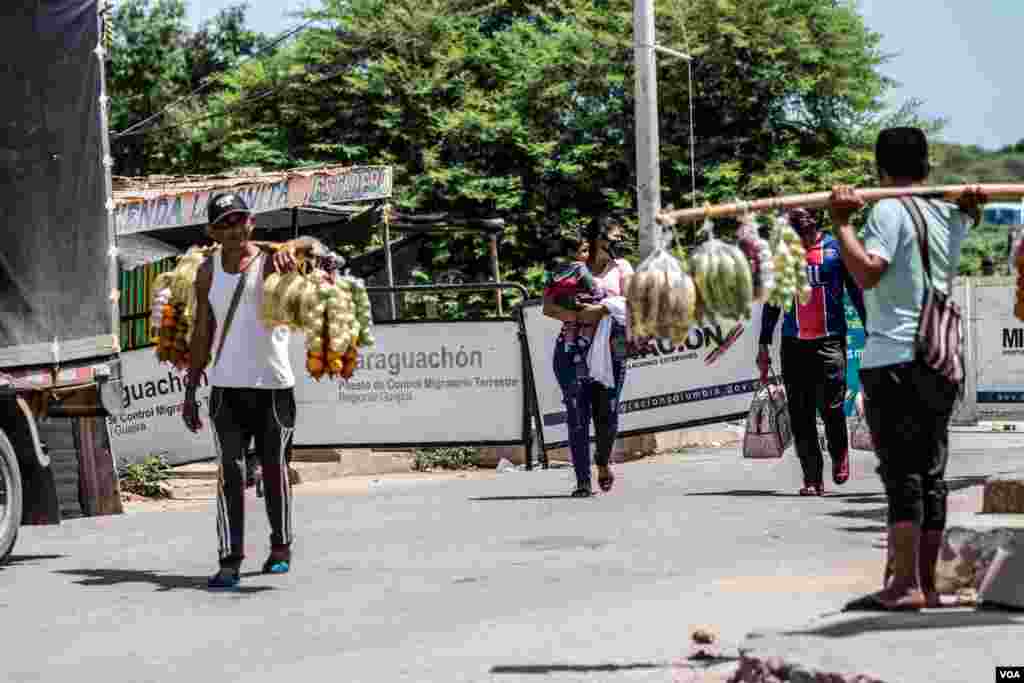 Un venezolano carga frutas para vender en la zona fronteriza. A unos 90 kil&#243;metros de Riohacha, Colombia, se encuentra la zona fronteriza de Paraguach&#243;n, un &#225;rea conocida por un constante flujo migratorio y de comercio informal.