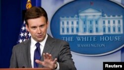 အမေရိကန် အိမ်ဖြူတော် ပြောခွင့်ရ Josh Earnest။ 