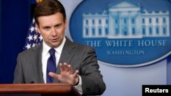 "La política que el mandatario y su administración han articulado respecto a Irán se mantiene sin cambios”, dijo Earnest.