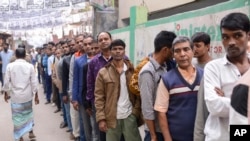 ঢাকার এক কেন্দ্রে ভোটারদের লাইন।