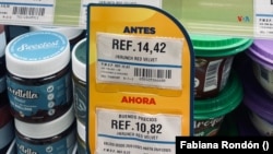 Vitrinas muestran los precios en dólares y en divisas pues hay establecimientos privados que solo se rigen por el dólar oficial. [Fotografía: Fabiana Rondón]