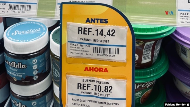 Vitrinas muestran los precios en dólares y en divisas pues hay establecimientos privados que solo se rigen por el dólar oficial. [Fotografía: Fabiana Rondón]