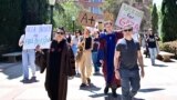 Estudiantes, profesores y activistas pro-Palestina participan en una huelga en el campus de la Universidad de California en Los Ángeles (UCLA), en Los Ángeles, el 29 de abril de 2024.