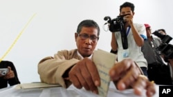 Officers of Union Election Commission transfer ballots that were cast in advance in foreign countries by Myanmar citizens as representatives of various political parties watch on in Naypyitaw, Myanmar, Tuesday, Nov. 3, 2015. 