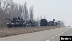 入侵烏克蘭的俄軍軍車隊頓涅茨克地區行駛。（2022年3月12日）