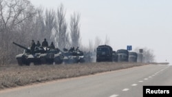 Une vue montre un convoi de troupes pro-russes pendant le conflit Ukraine-Russie à l'extérieur de la ville contrôlée par les séparatistes de Volnovakha dans la région de Donetsk, Ukraine le 12 mars 2022. (Reuters AFP/Alexander Ermochenko)