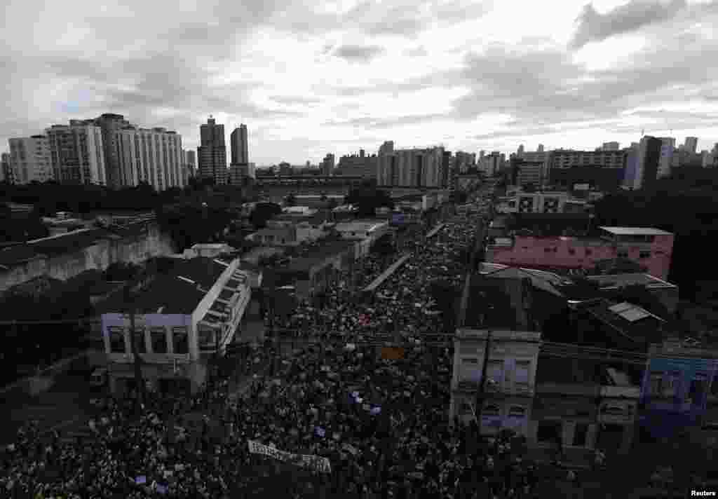 Thousands of demonstrators attend a protest against the Confederations Cup and the government of Brazil's President Dilma Rousseff in Recife City June 20, 2013. Tens of thousands of demonstrators marched through the streets of Brazil's biggest cities on T