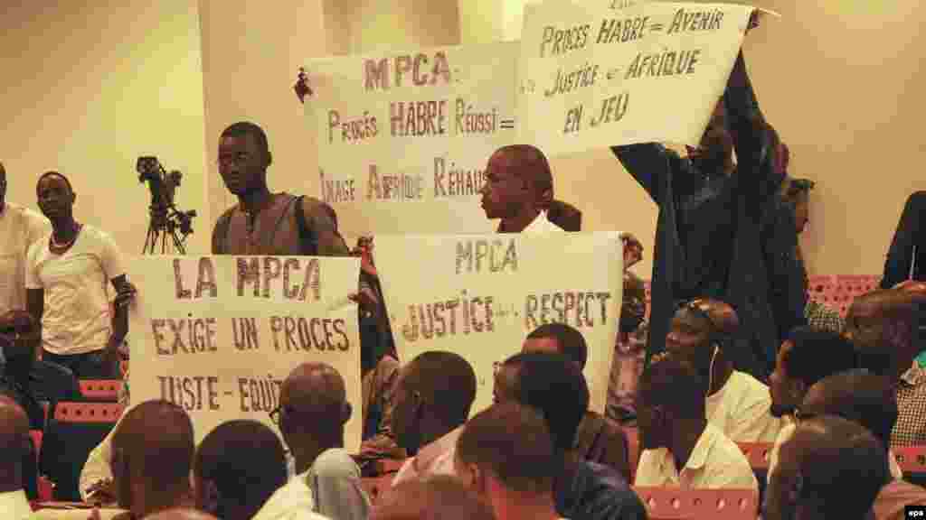 Des manifestants demandent justice avant l&#39;arrivée de l&#39;ancien dirigeant tchadien Hissène Habré, le 20 juillet 2015.