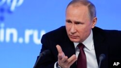دکريملن لخوا دجمعې په ورځ دجاري شوي بيان ترمخه پوتن ويلي دي” مونږ به امريکايي سفارتکارانو لپاره ستونزې نه پيدا کوؤ، مونږ به څوک نه ملک بدر کوؤ“