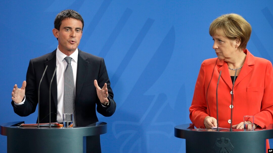 PM Perancis Manuel Valls (kiri) dan Kanselir Jerman Angela Merkel memberikan konferensi pers bersama di Berlin hari Senin (22/9).
