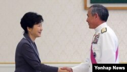 박근혜 한국 대통령이 9일 청와대를 방문한 해리스 미국 신임 태평양 사령관을(오른쪽) 맞이하고 있다.