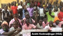 Quelques élèves et étudiants regroupés à la sortie d'une école à N'Djamena, au Tchad, le 14 décembre 2016. (VOA/André Kodmadjingar)