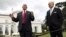 Phó Tổng thống Mỹ Mike Pence (trái) và Đại sứ Mỹ tại Ireland  Edward Crawford phát biểu với báo giới tại tư gia của đại sứ ở công viên Phoenix, Dublin, ngày 3 tháng 9, 2019.