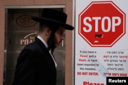 Posterat paralajmërojnë për epideminë e fruthit në Brooklyn, Nju Jork, 25 prill 2019.