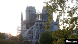 Vista de la parte trasera de la catedral de Notre-Dame al atardecer, dos días después de un incendio masivo que devastó gran parte de la estructura gótica, en París, Francia, el 17 de abril de 2019.