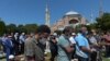 نمازگزاران در نزدیکی ایاصوفیه مشغول برگزاری نماز جمعه هستند - ۳ مرداد ۱۳۹۹