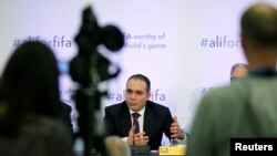 Le candidat à la présidence de la FIFA le Prince Ali Al Hussein de Jordani s'exprime dans la salle de presse à Genève, Suisse, le 11 février 2016. REUTERS/Pierre Albouy - RTX26GNA