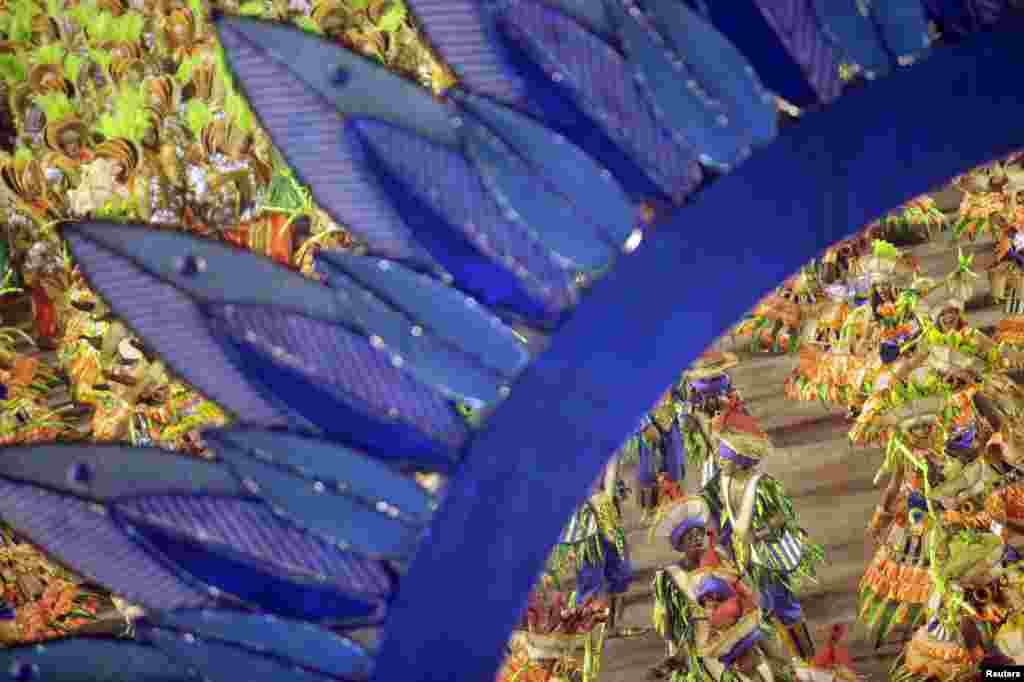 Parranderos de la escuela de samba Portela participan en el desfile anual del carnaval de Rio de Janeiro en el sambódromo de Brasil. 