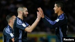 Karim Benzema (g) et Raphaël Varane, au stade Yokohama, le 15 décembre 2016.