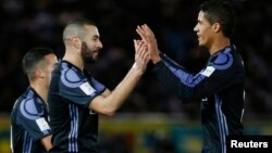 Karim Benzema se réjouit dans son but avec Raphaël Varane, au stade Yokohama, le 15 décembre 2016.