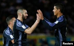 Karim Benzema se réjouit dans son but avec Raphaël Varane, au stade Yokohama, le 15 décembre 2016.