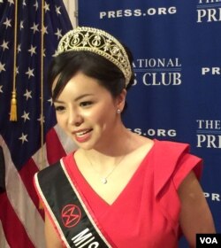 加拿大小姐林耶凡华盛顿全国记者俱乐部谈她被中国拒绝签证的经历。（美国之音杨晨拍摄）