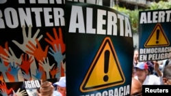 Manifestantes venezolanos protestan contra el gobierno del presidente Nicolás Maduro.