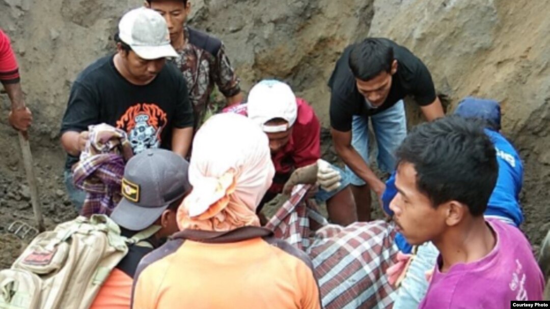 Penambang pasir dan petugas keselamatan mencari korban yang tertimbun. (Foto: BPBD Kab. Magelang).