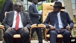 Le président Salva Kiir et son rival Riek Machar, le vice-président, à Juba, Soudan du Sud, 29 avril 2016.