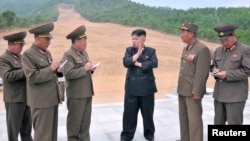 မြောက်ကိုရီးယားခေါင်းဆောင် Kim Jong-Un (လယ်)။