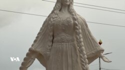 پەیکەری ژنێک بە کەزیەکی درێژەوە لە ناو شاری گیرکێ لەکێ دانرا