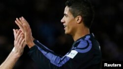 Karim Benzema se réjouit dans son but avec Raphaël Varane, au stade Yokohama, le 15 décembre 2016.