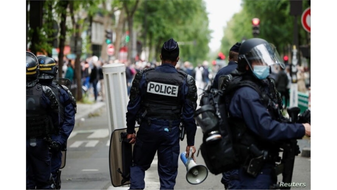 Petugas polisi berjaga selama protes mendukung Palestina menyusul pecahnya kekerasan Israel-Palestina, di Paris, Prancis, 15 Mei 2021. (REUTERS)