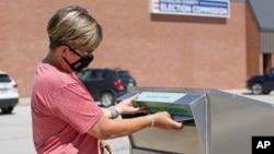 Мешканка штату Небраска голосує поштою. 19 серпня 2020 року 