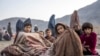 Sejumlah pengungsi Afghanistan menetap di kamp sementara di dekat Torkham, area perbatasan antara Afghanistan dan Pakistan, pada 4 November 2023. Mereka kembali ke Afghanistan untuk menghindari ancaman deportasi dari Pakistan. (Foto: AP/Ebrahim Noorozi)