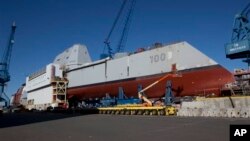 El USS Zumwalt, el destructor más grande de EE.UU., cuando aún estaba en el dique seco en Maine.