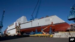 Zumwalt, senjata penghancur Angkatan Laut AS, di Bath, negara bagian Maine (8/10). (AP/Robert F. Bukaty)