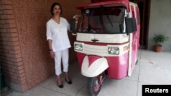 Zar Aslam, penggagas program "Pink Rickshaw" atau bemo warna pink.