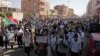 Des dizaines de milliers de Soudanais appelant à un gouvernement civil défilent près du palais présidentiel à Khartoum, au Soudan, le mardi 30 novembre 2021. (Archives)