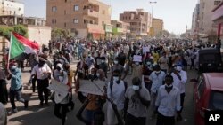 Des dizaines de milliers de Soudanais appelant à un gouvernement civil défilent près du palais présidentiel à Khartoum, au Soudan, le mardi 30 novembre 2021. (Archives)