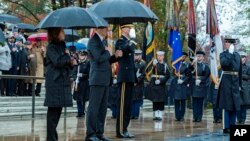 Wakil Presiden AS Kamala Harris (kiri) bersama Menteri urusan Veteran Denis McDonough menghadiri peringatan Hari Veteran di Taman Makam Nasional Arlington di Virginia, Jumat, 11 November 2022.