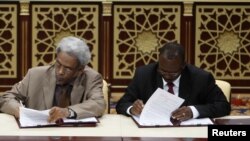지난 2010년 도하에서 열렸던 수단 평화 회담에서 정부 대표와 반군 대표가 합의문에 서명하고 있다. (자료사진)