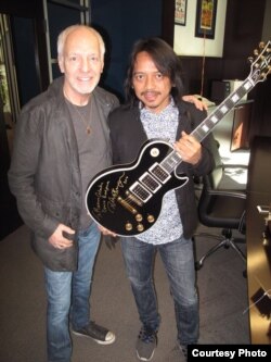 Gitaris Dewa Budjana dan gitaris Peter Frampton (foto/dok: Dewa Budjana)