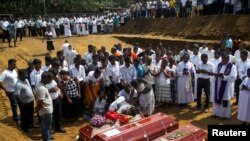 Dân chúng Sri Lanka tham dự đám tang tập thể nạn nhân các vụ đánh bom tự sát vào nhà thờ và khách sạn ngày Chủ Nhật Phục Sinh 21/4/2019.